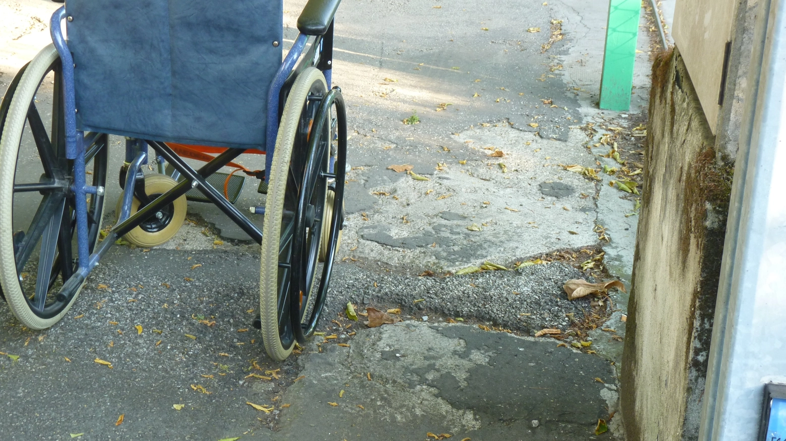 Una sedia a rotelle