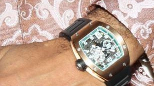 Rapina a Milano: imprenditore libico rapinato del suo Richard Mille da mezzo milione
Rapina a Milano: imprenditore libico rapinato del suo Richard Mille da mezzo milione