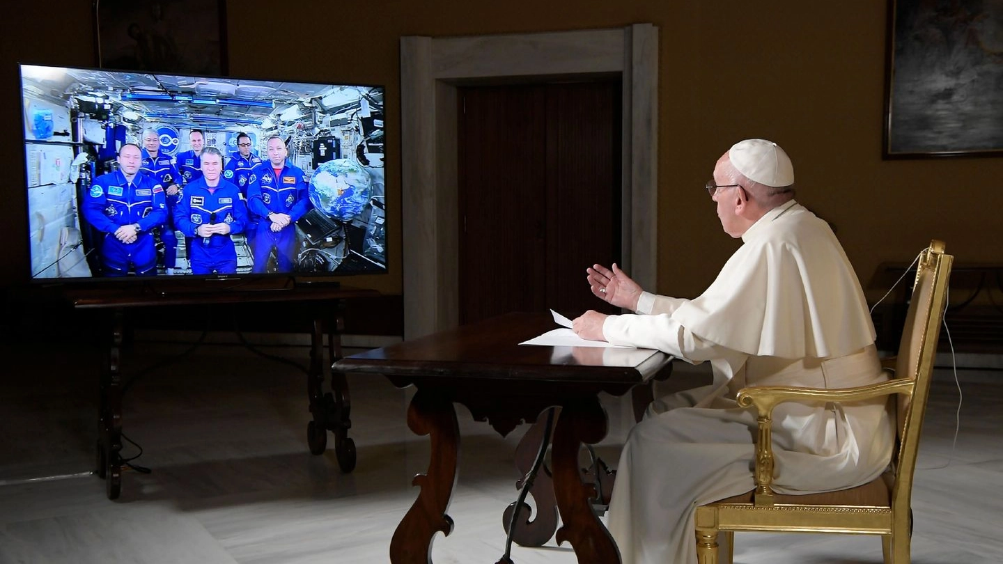 Papa Francesco parla con l'equipaggio della Stazione Spaziale