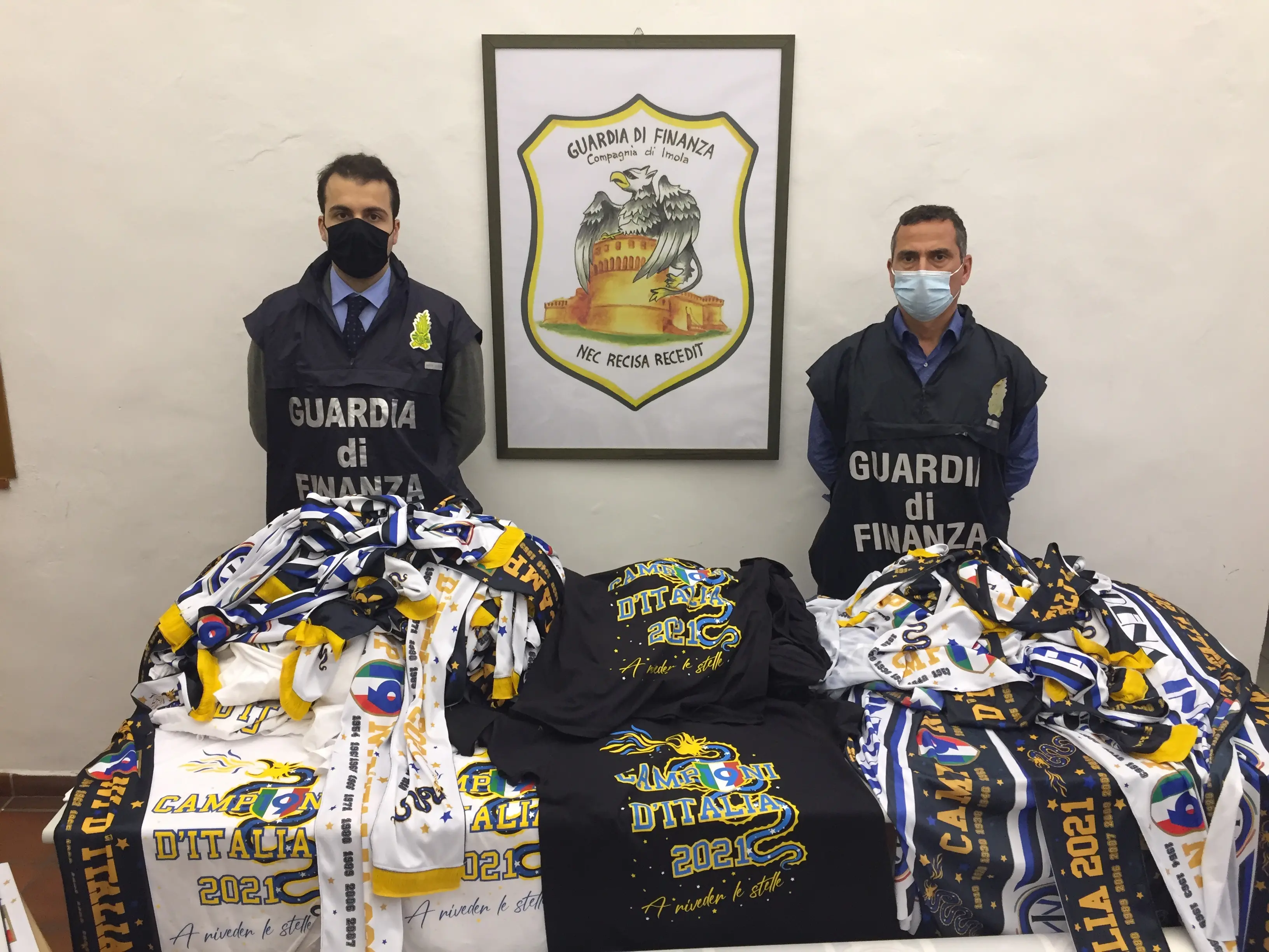 Inter, sciarpe e maglie contraffatte. Due denunce