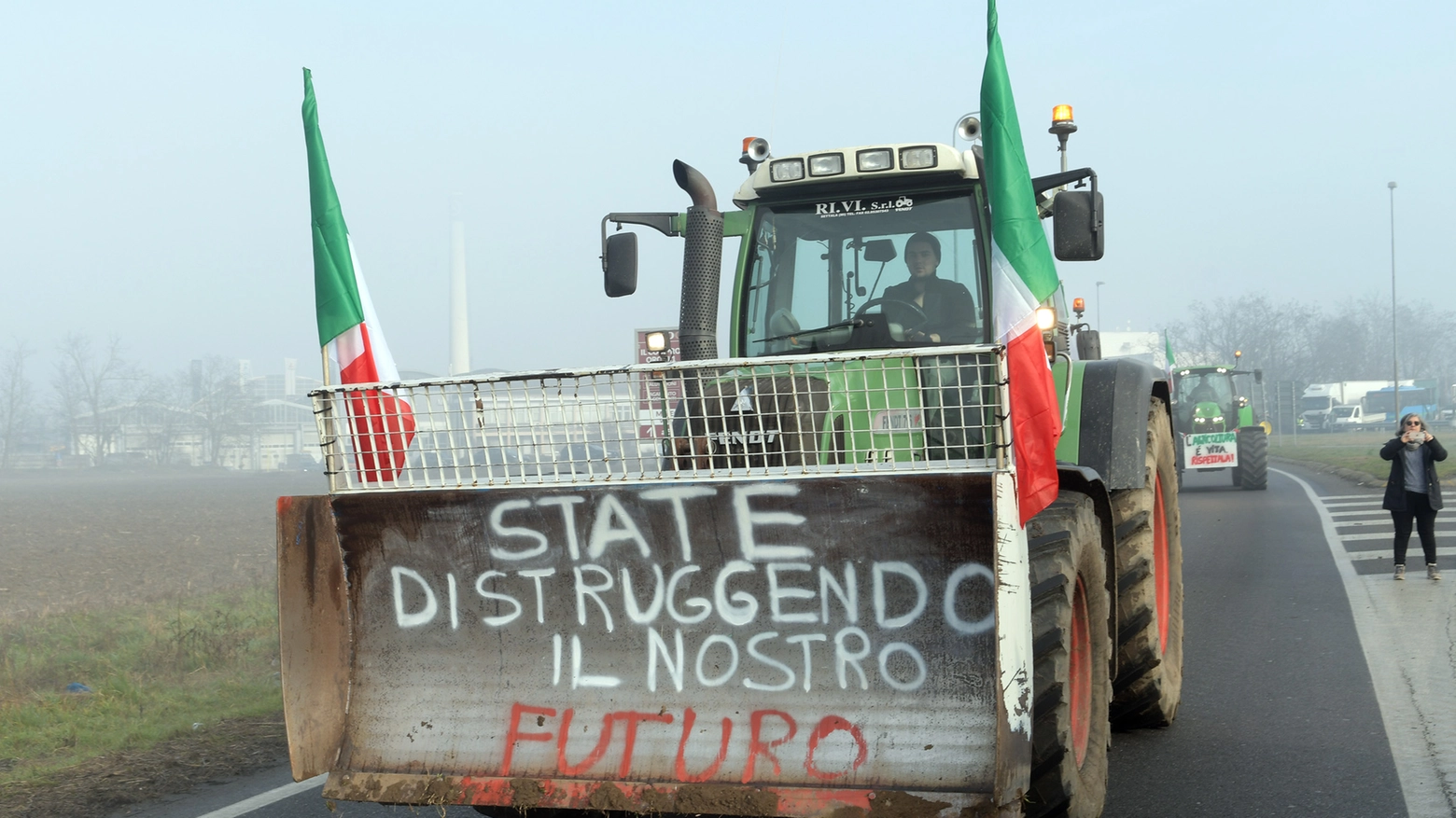 I trattori bloccano la Binasca per protesta
