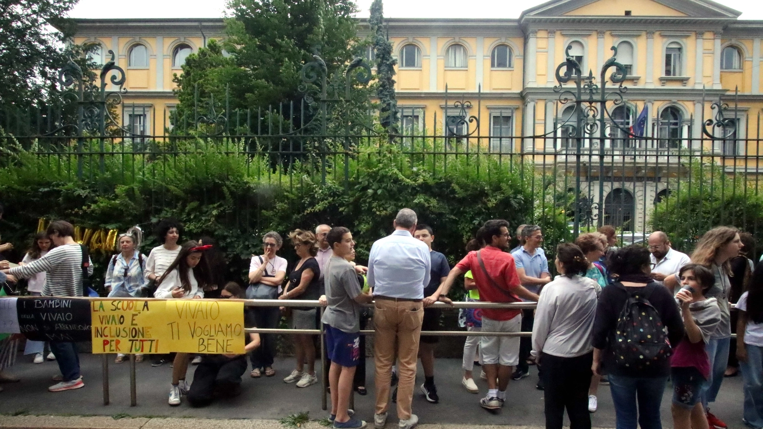 Una delle proteste dei genitori degli studenti della scuola media di via Vivaio