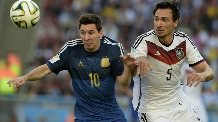 Hummels contrasta Messi nella finale di Rio del 2014