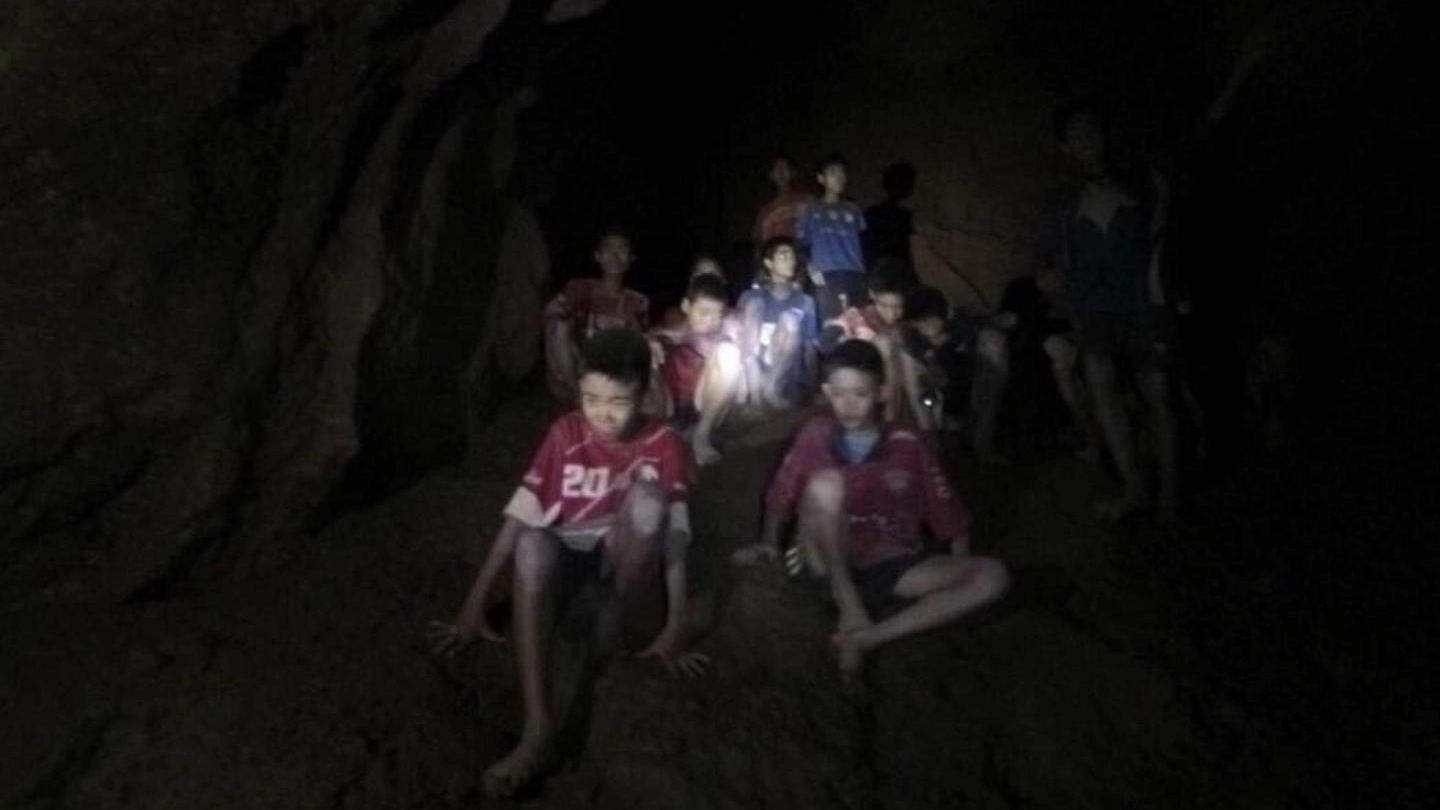 I bambini intrappolati nella grotta in Thailandia (Ansa)
