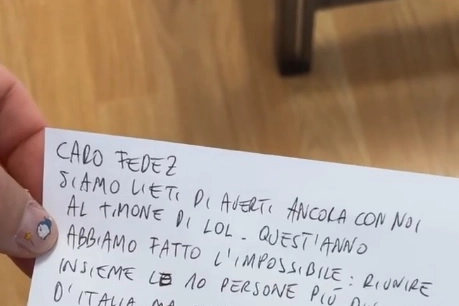 Il biglietto postato nelle stories di Fedez (Instagram)