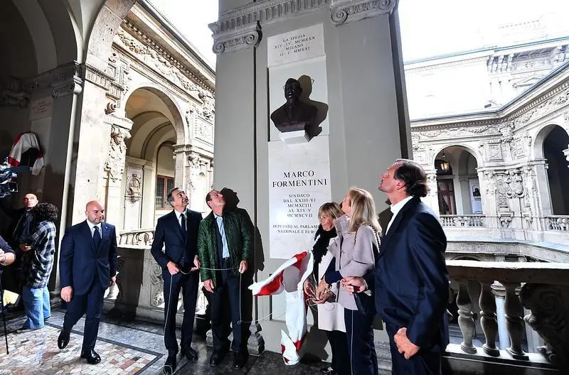 A Palazzo Marino scoperti i busti dedicati ai sindaci Tognoli e Formentini