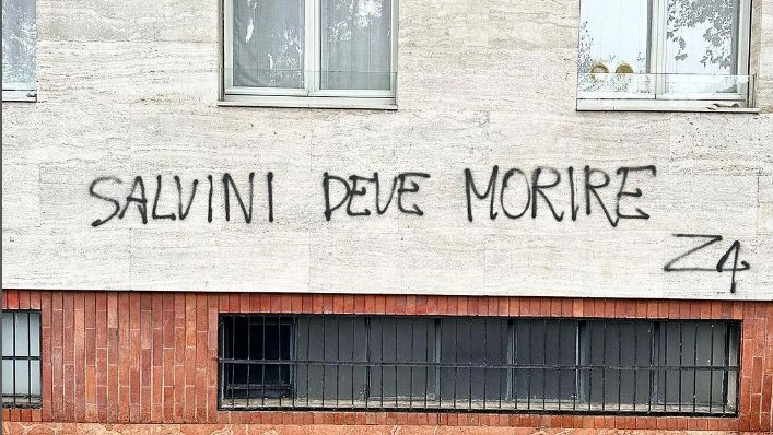 La scritta apparsa su un palazzo di Milano postata da Matteo Salvini La scritta apparsa su un palazzo di Milano postata da Matteo Salvini