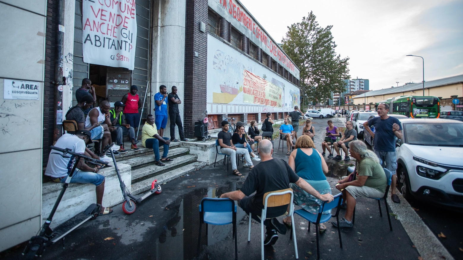 Assemblea degli occupanti e volontari degli ex bagni pubblici di via esterle Milano (Ansa/Davide Canella)