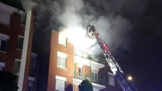 Incendio in un appartamento di un palazzo a Bollate