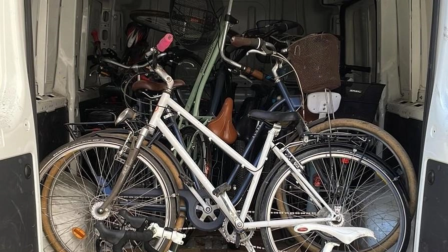 Il deposito di droga e bici in una cantina Il deposito di droga e bici in una cantina