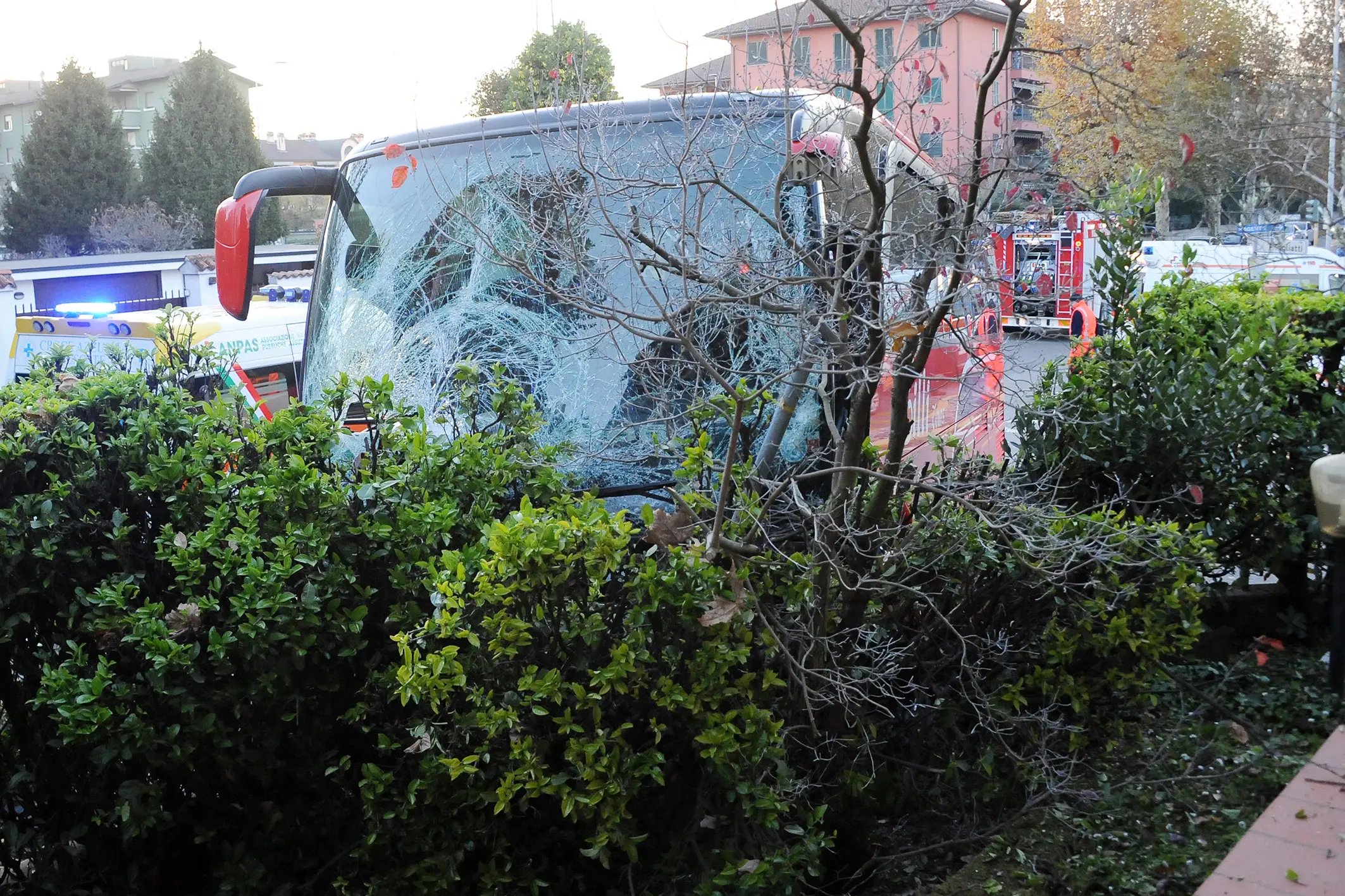 Corbetta, incidente tra un autobus e un'auto. Pullman finisce dentro una villetta / FOTO