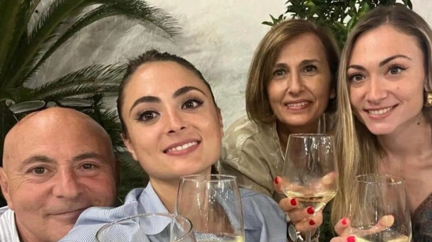 Giulia Tramontano in una foto con i genitori Franco e Loredana e la sorella Chiara
