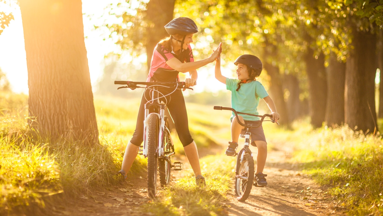 Madre e figlia in bicicletta insieme