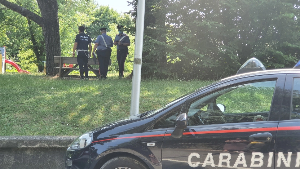 I carabinieri e gli agenti della Polizia locale a Cernusco Lombardone