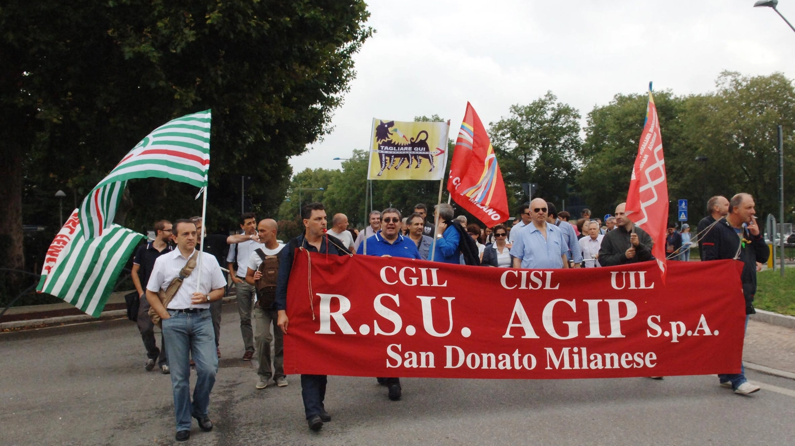 San Donato Milanese, protesta dipendenti Eni e Saipem