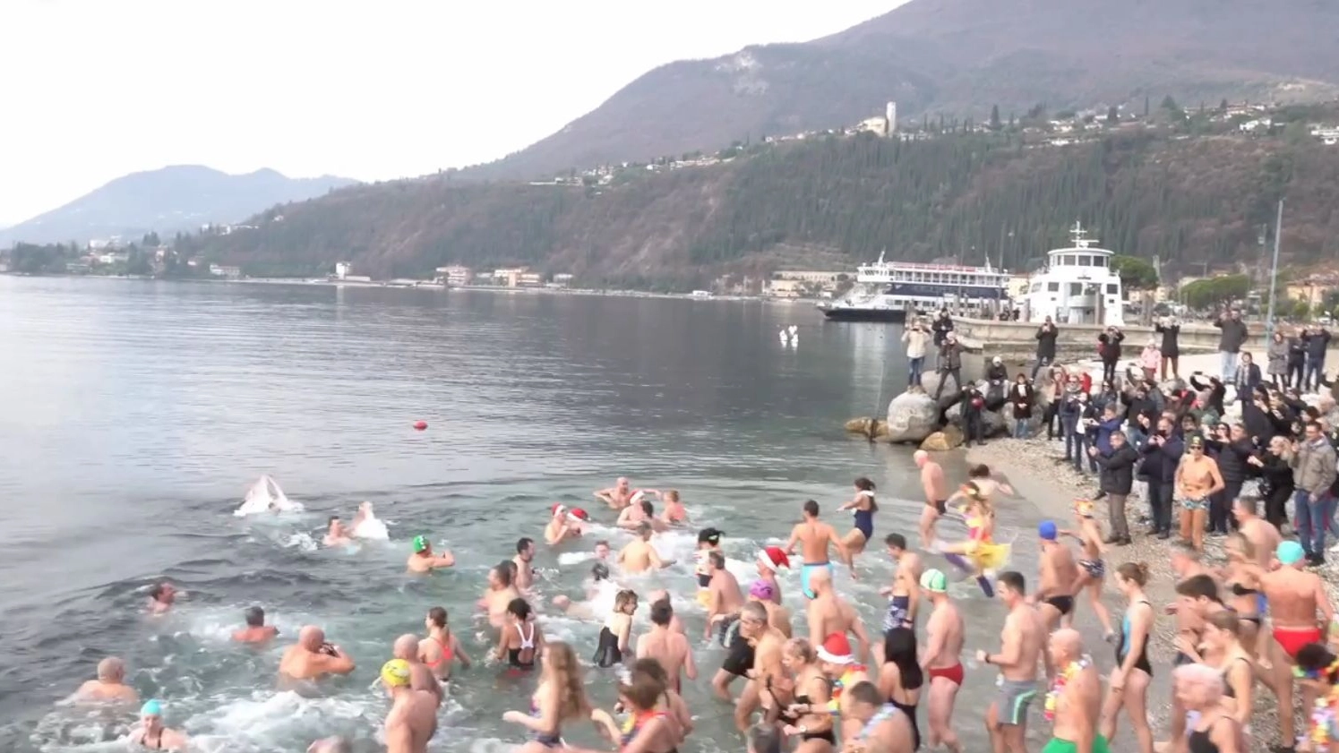  Primo tuffo del nuovo anno nel lago di Garda al lido di Maderno (Frame video Facebook)