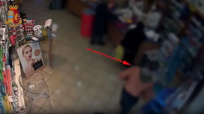 Un fermo immagine delle telecamere mostra il bandito in azione