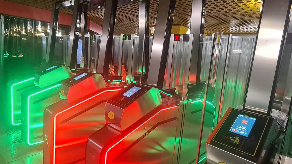 Milan Metro, ATM turnstiles reach skillful ticket collectors: it would be impossible to climb over them