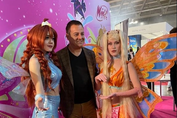 Iginio Straffi tra due Winx