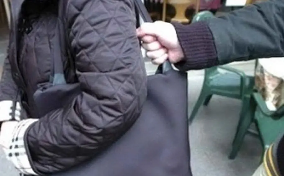 Fugge dopo lo scippo ma resta incastrato nella finestra: arrestato