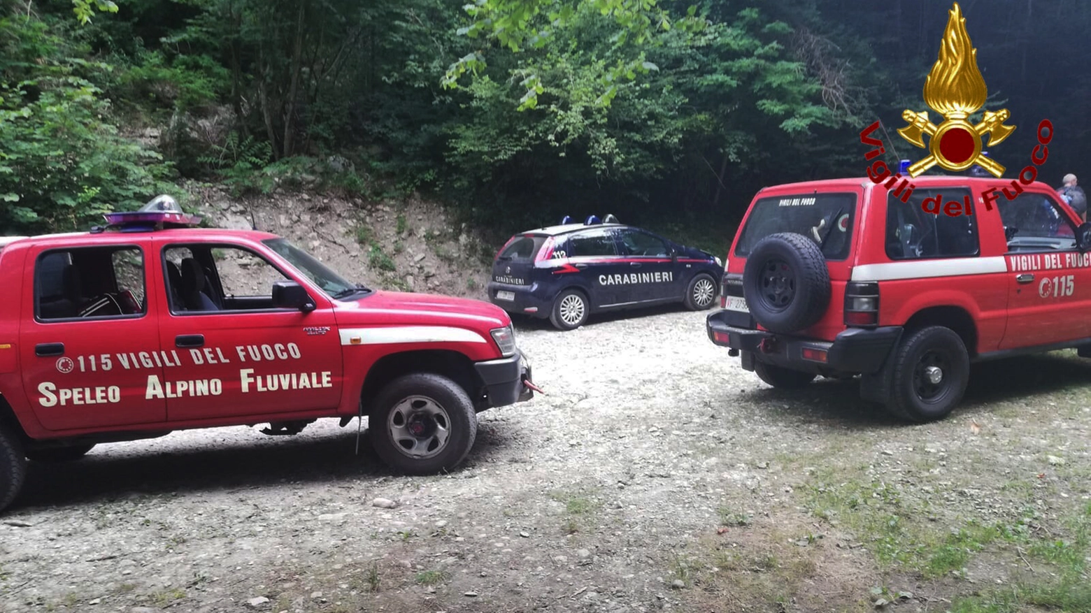 I mezzi dei vigili del fuoco e i carabinieri sul luogo della tragedia