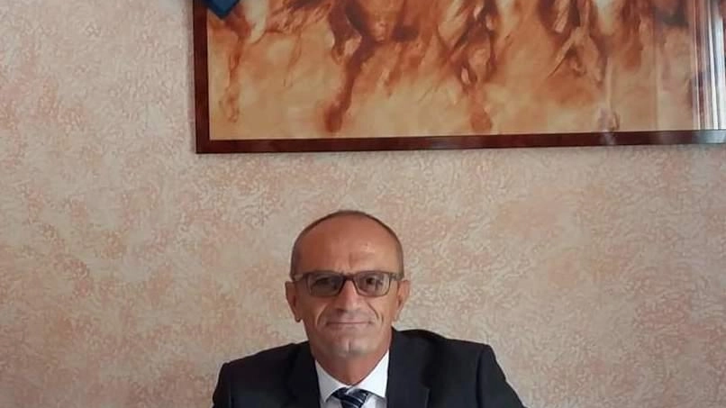 Giù lo scheletro del capannone bruciato Giù lo scheletro del capannone bruciato