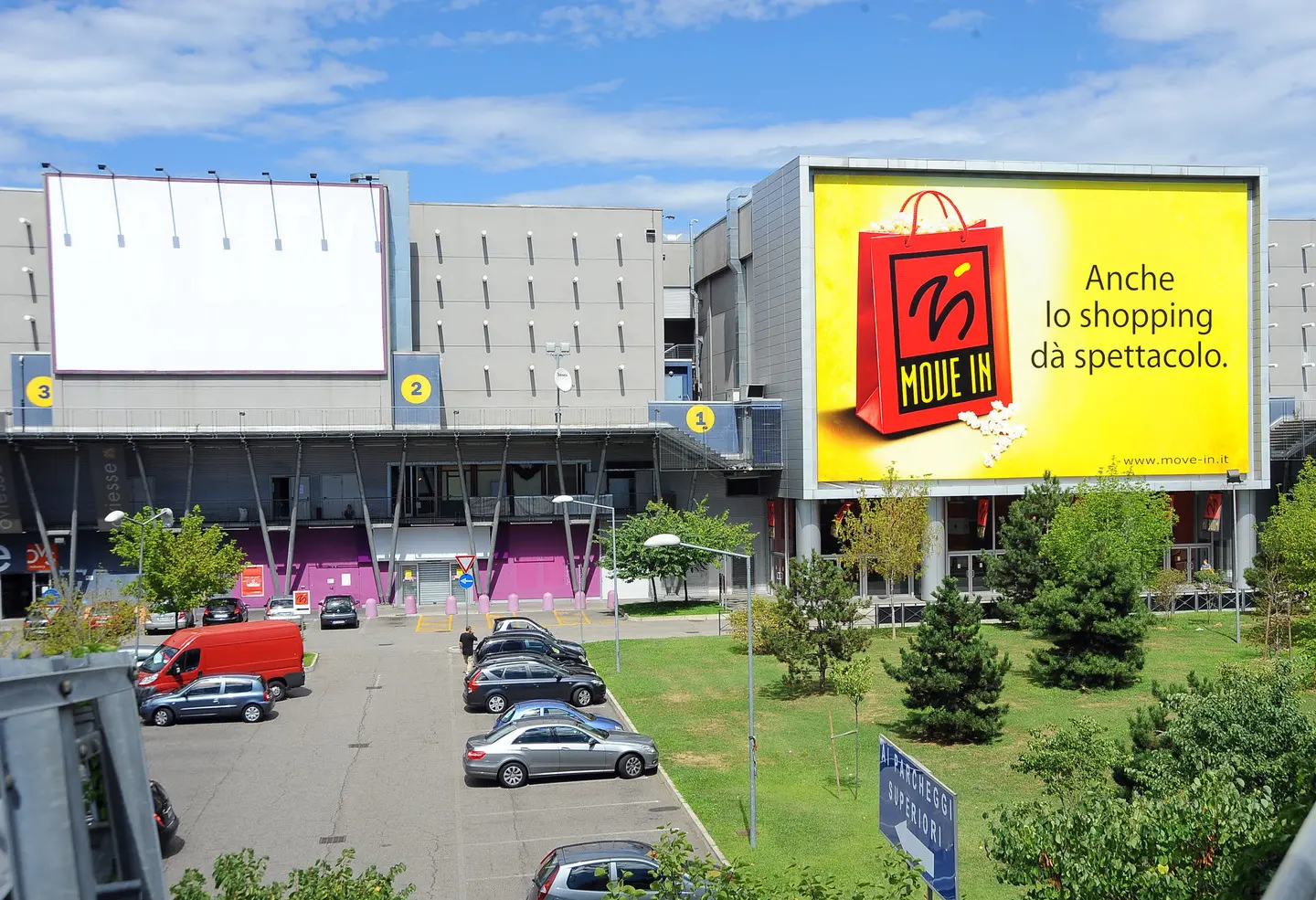 Covid, a Cerro Maggiore si vaccina al centro commerciale