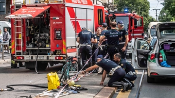 Incidente a Milano, un’altra ciclista travolta: auto si ribalta e fa crollare un palo sulla 43enne in bici. È gravissima