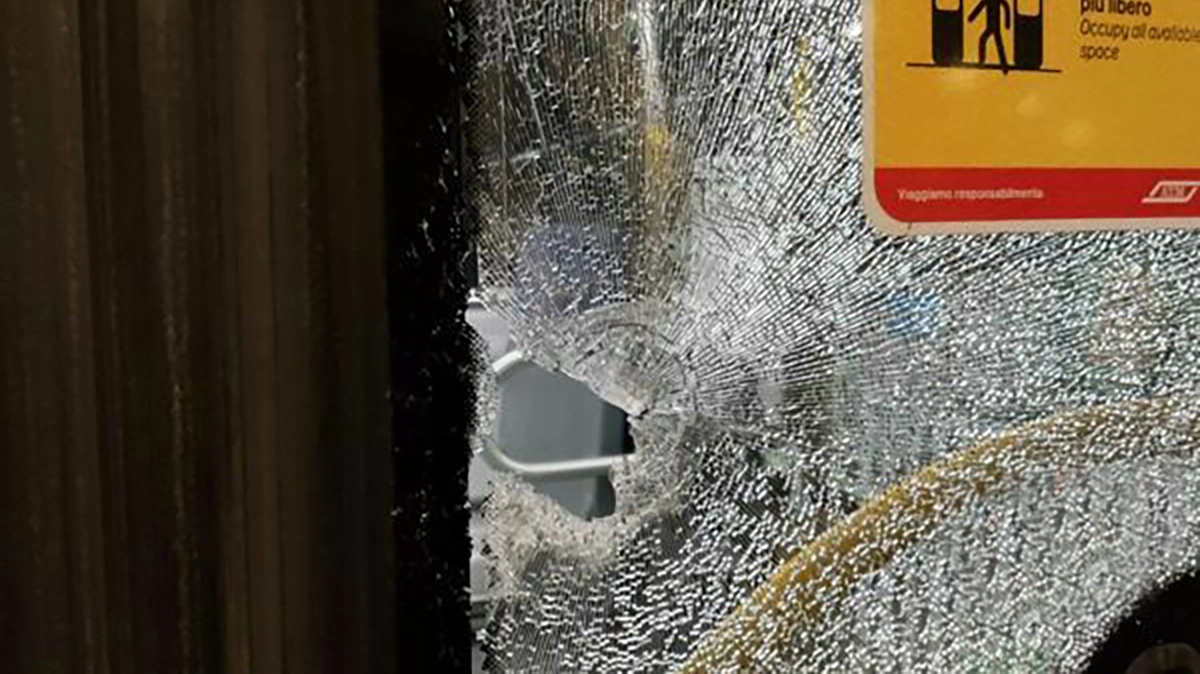 Il sasso ha rotto il finestrino e colpito la donna (foto di repertorio) Il sasso ha rotto il finestrino e colpito la donna (foto di repertorio)