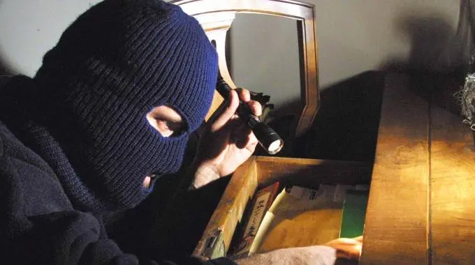 Topi d'appartamento in azione al Vallone scappano con un salvadanaio