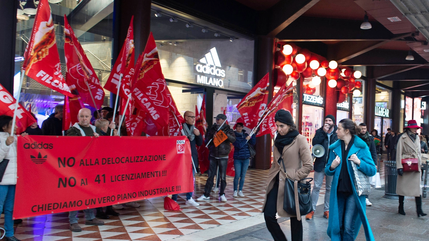 Picchetto davanti allo store Adidas di corso Vittorio Emanuele