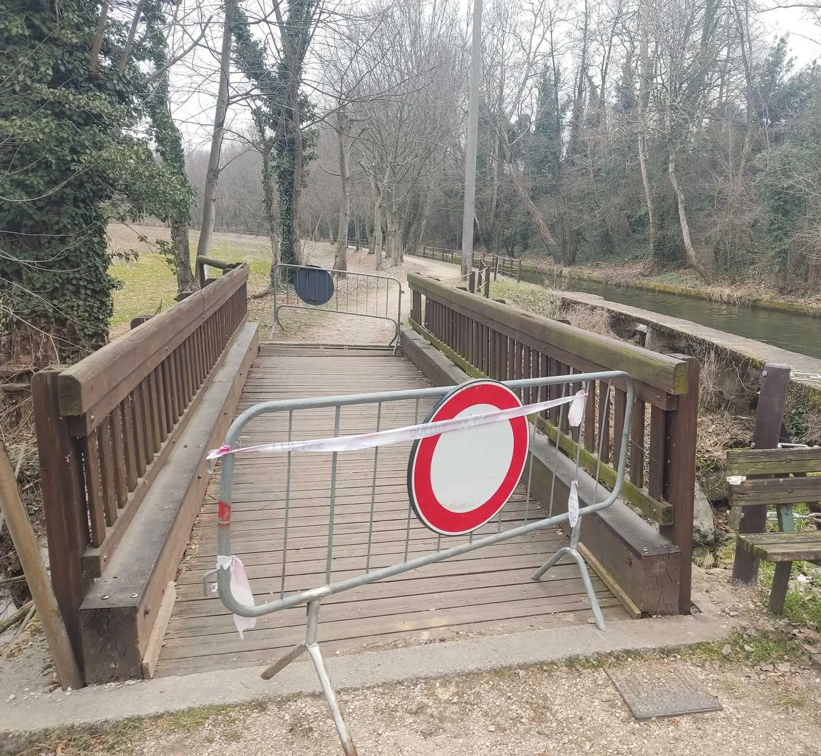 La ciclabile è interrotta Il ponte è instabile