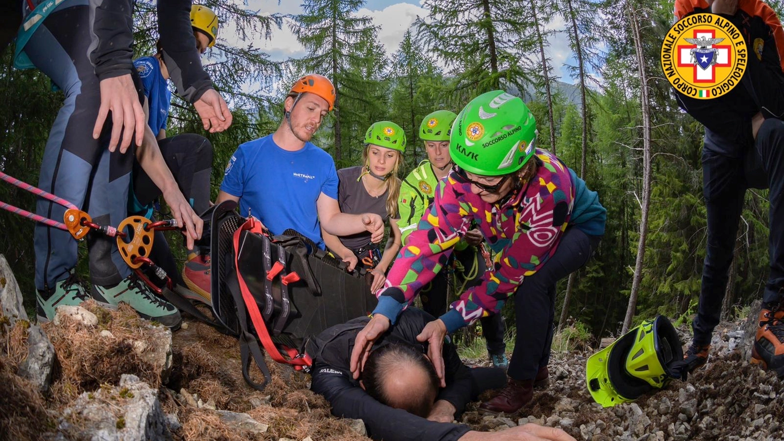 Medici e infermieri imparano a soccorrere un ferito in montagna