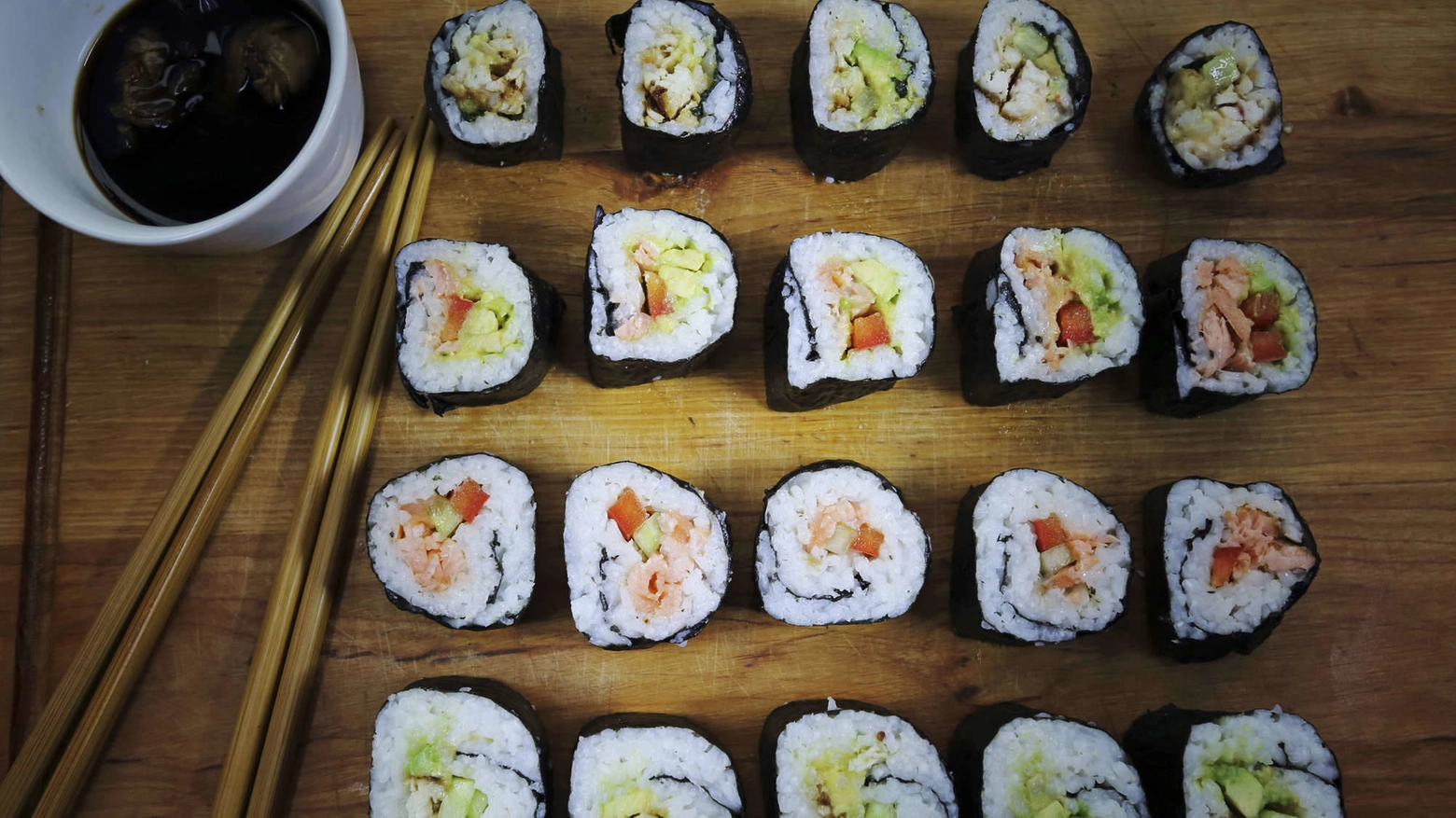 Il sushi è un piatto sano e gustoso, ma deve essere conservato e preparato in sicurezza