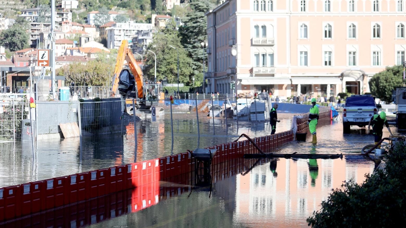 Maltempo: esondato il lago di Como, montate le barriere