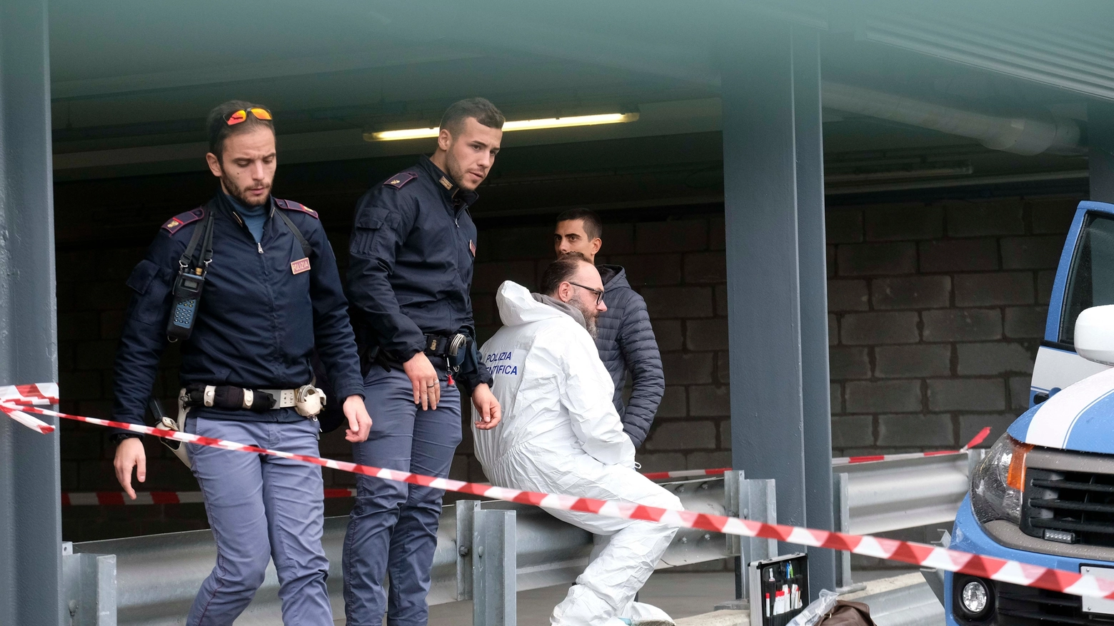 Linate, polizia sul luogo dove un clochard italiano è stato trovato morto