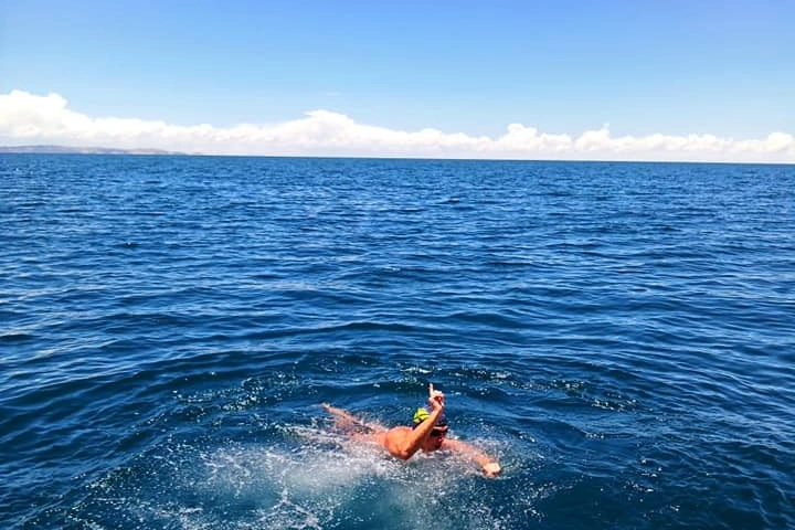 Lecco, Andrea Oriana stabilisce un record nuotando oltre 5 ore nel lago Titicaca