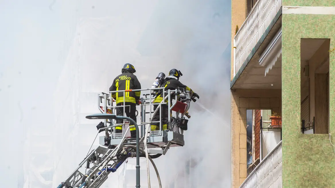 L'intervento dei vigili del fuoco in uno degli appartamenti coinvolti nell'esplosione L'intervento dei vigili del fuoco in uno degli appartamenti coinvolti nell'esplosione