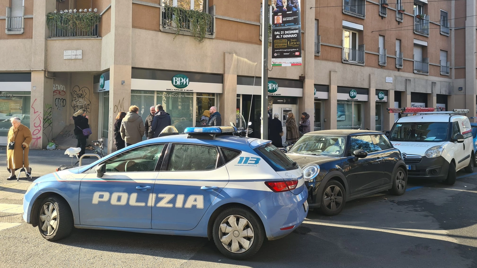 La Polizia nella filiale della banca Bpm di piazza Salgari (Foto Fasani)