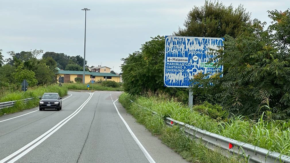 Cartello stradale illeggibile sulla Sp147