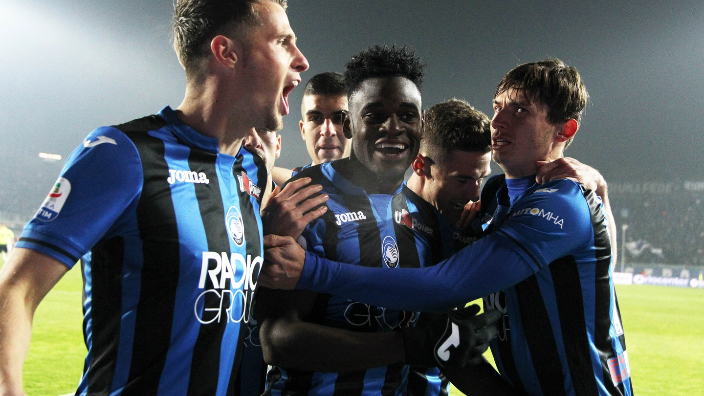 Duvan Zapata festeggiato dai compagni: al Gewiss Stadium il bomber di Calì non segna dal novembre 2021 Duvan Zapata festeggiato dai compagni: al Gewiss Stadium il bomber di Calì non segna dal novembre 2021