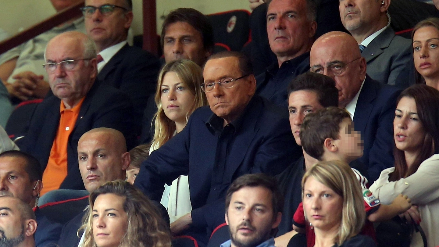 Silvio Berlusconi in tribuna con Barbara durante la partita Milan-Juventus