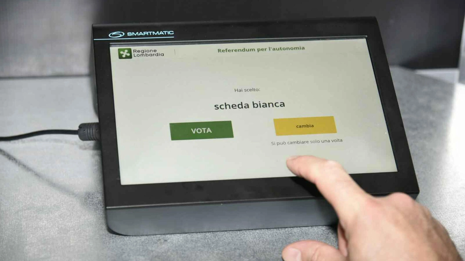 Debutta il sistema di voto elettronico per il Referendum (Ansa)