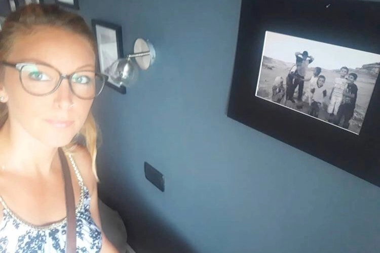 Marika Bertoni davanti a un suo scatto fatto ai bambini in Kurdistan