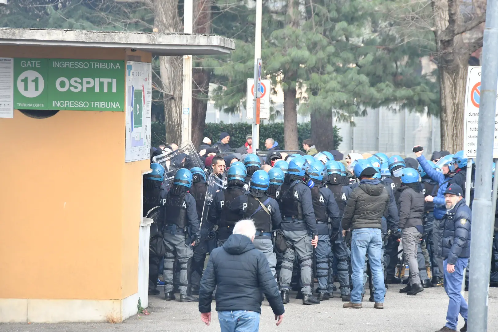Como, tensione per il derby: sassi e bombe carta contro gli ultras del Varese