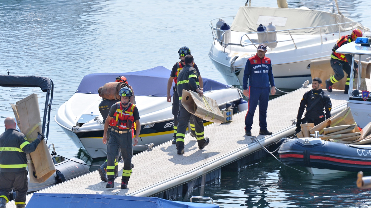 I soccorritori impegnati nel recupero del natante