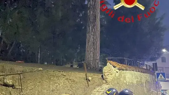 Pioggia e grandine, crolla il muro dell’ottocentesca Villa Camilla