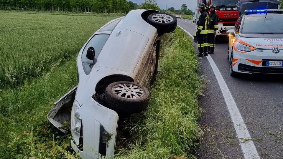 La vettura in bilico nel fossato La vettura in bilico nel fossato