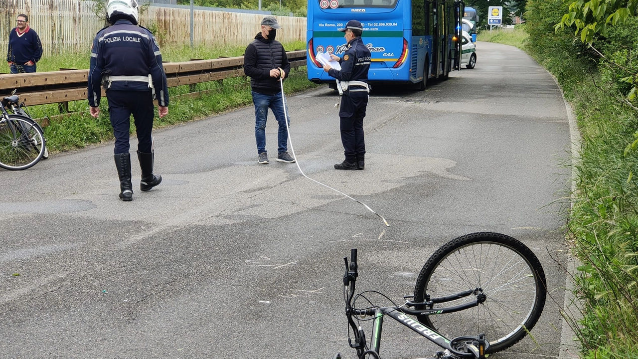 Cerro Maggiore, ragazzo investito dal bus in manova: è grave