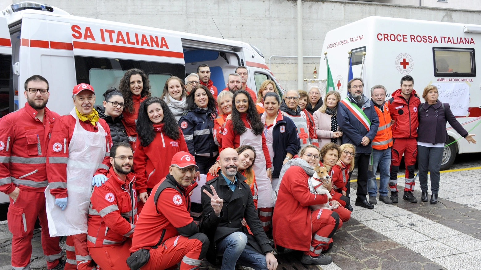 I volontari con la nuova ambulanza